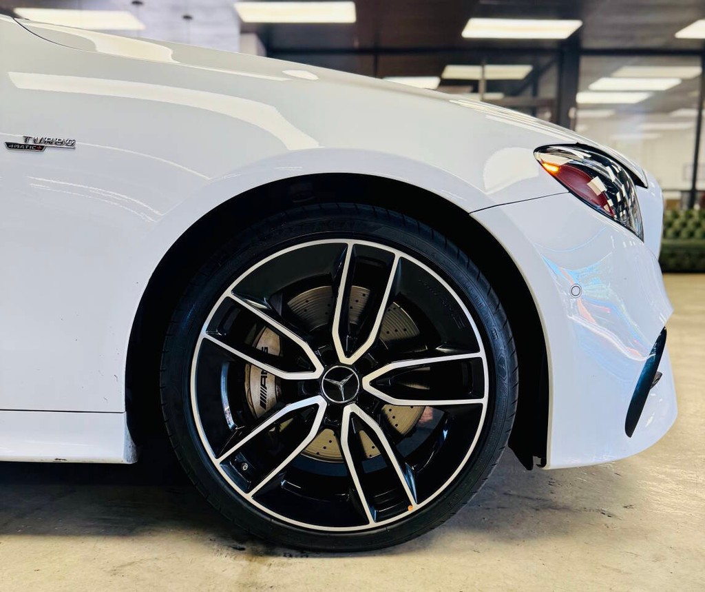 Mercedes-Benz E-Class Vehicle Full-screen Gallery Image 11