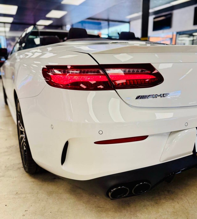 Mercedes-Benz E-Class Vehicle Full-screen Gallery Image 04