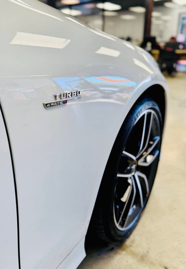 Mercedes-Benz E-Class Vehicle Full-screen Gallery Image 12