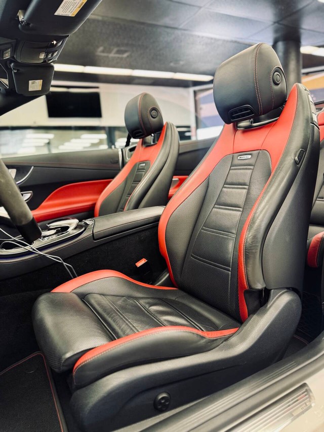 Mercedes-Benz E-Class Vehicle Full-screen Gallery Image 19