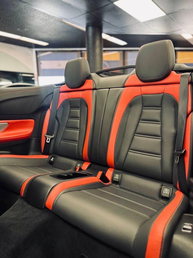 Mercedes-Benz E-Class Vehicle Full-screen Gallery Image 21