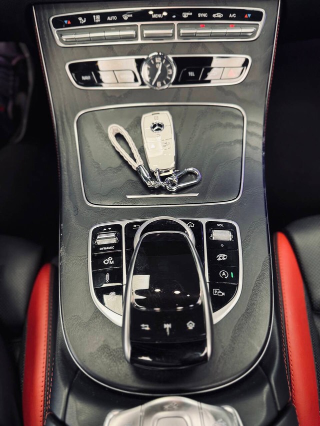 Mercedes-Benz E-Class Vehicle Full-screen Gallery Image 22