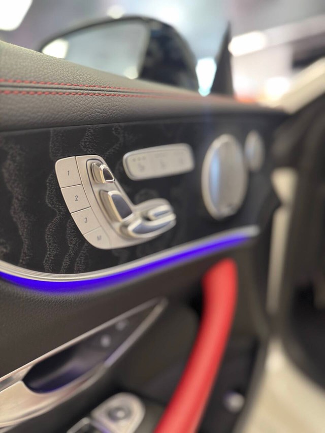 Mercedes-Benz E-Class Vehicle Full-screen Gallery Image 23