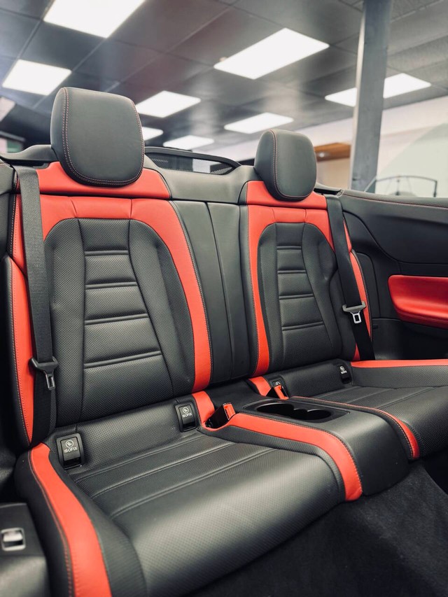 Mercedes-Benz E-Class Vehicle Full-screen Gallery Image 24