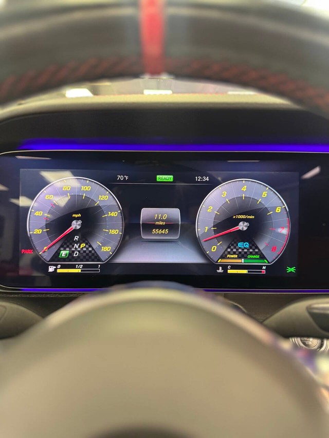 Mercedes-Benz E-Class Vehicle Full-screen Gallery Image 25