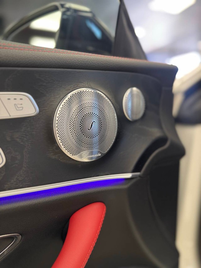 Mercedes-Benz E-Class Vehicle Full-screen Gallery Image 27