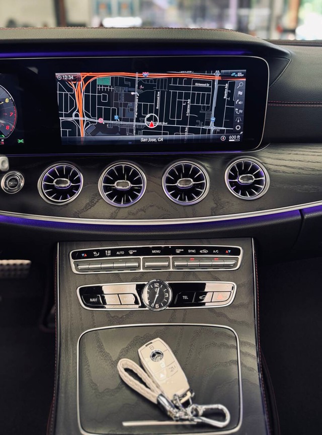 Mercedes-Benz E-Class Vehicle Full-screen Gallery Image 28