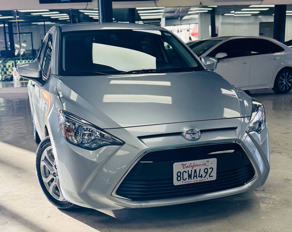 Toyota Yaris iA Vehicle Full-screen Gallery Image 02