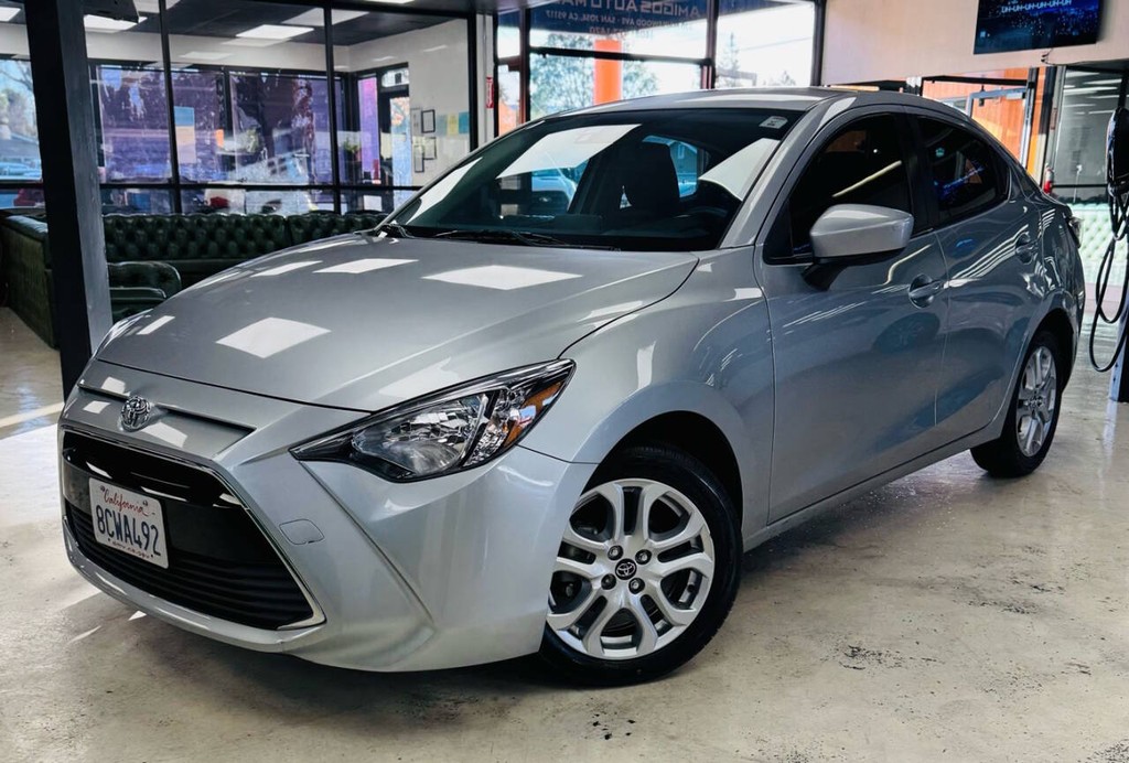 Toyota Yaris iA Vehicle Full-screen Gallery Image 03