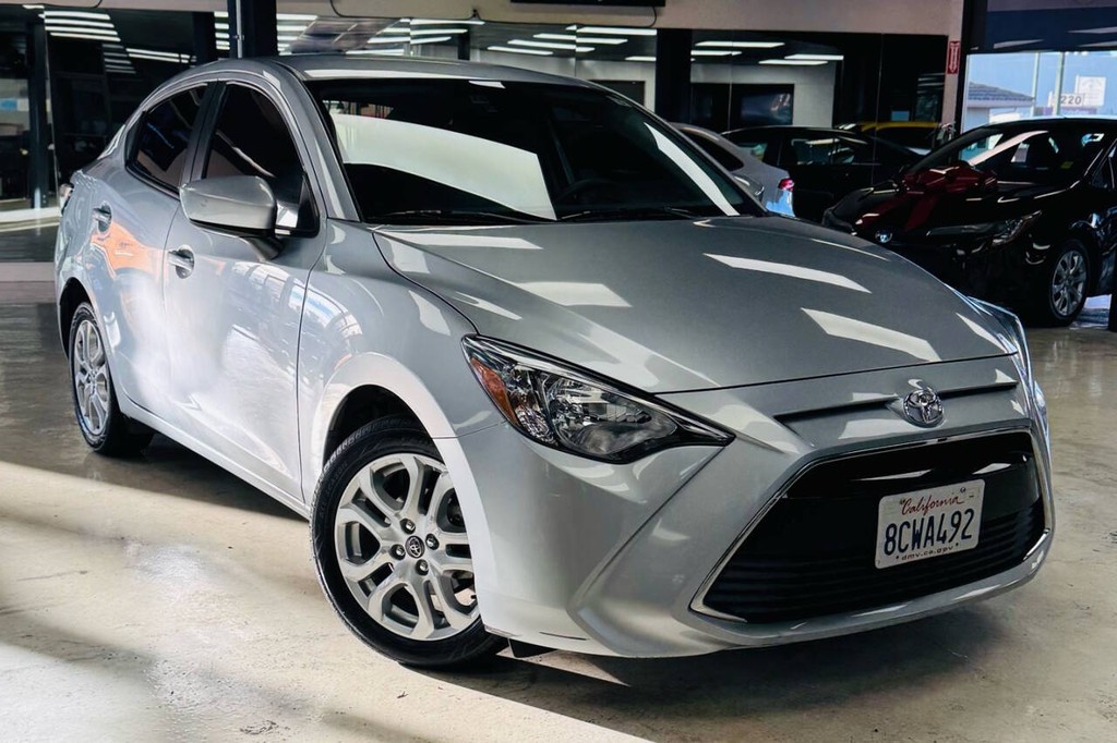 Toyota Yaris iA Vehicle Full-screen Gallery Image 04