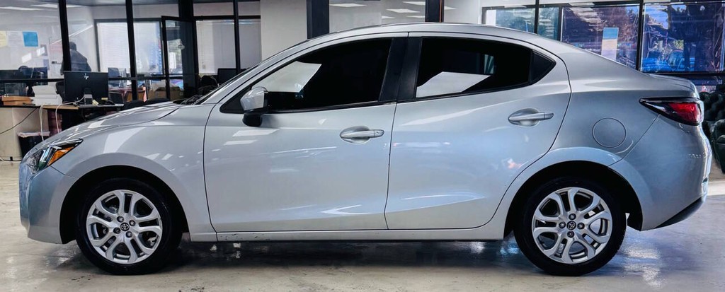 Toyota Yaris iA Vehicle Full-screen Gallery Image 05