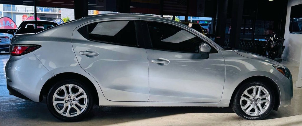 Toyota Yaris iA Vehicle Full-screen Gallery Image 06