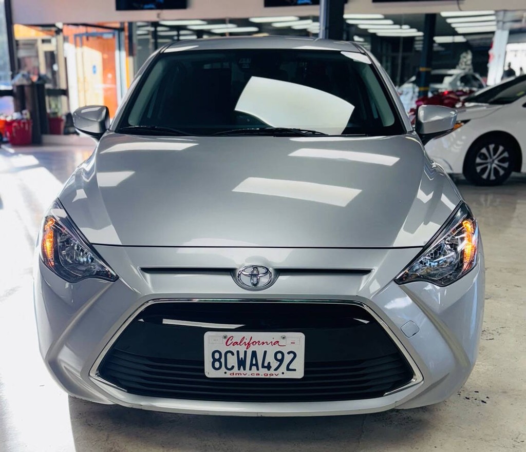 Toyota Yaris iA Vehicle Full-screen Gallery Image 07