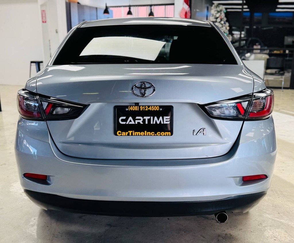 Toyota Yaris iA Vehicle Full-screen Gallery Image 08