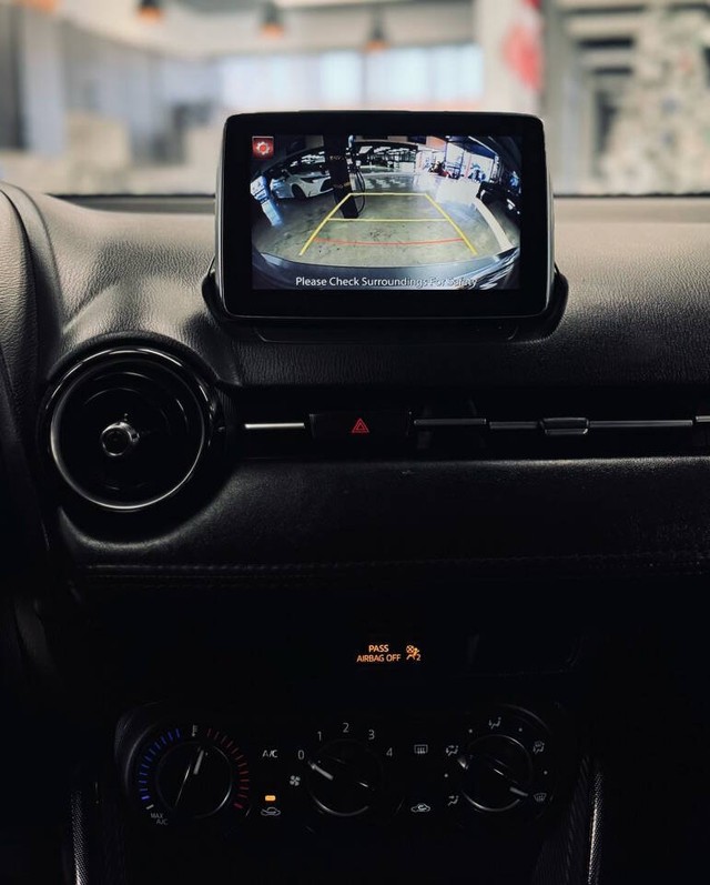 Toyota Yaris iA Vehicle Full-screen Gallery Image 12