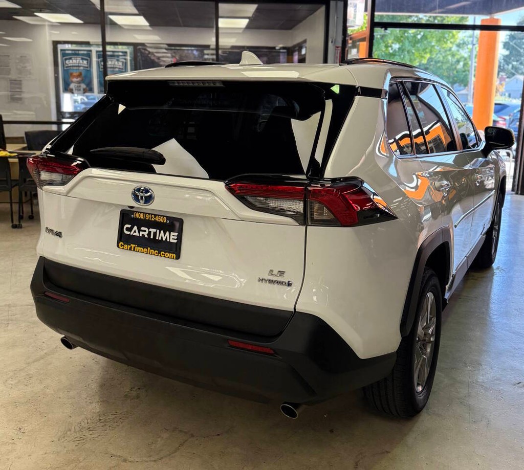 Toyota RAV4 Hybrid Vehicle Full-screen Gallery Image 09