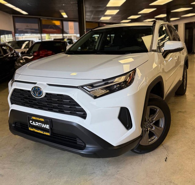 Toyota RAV4 Hybrid Vehicle Full-screen Gallery Image 02