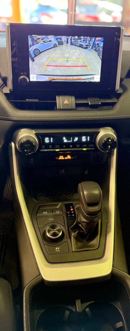 Toyota RAV4 Hybrid Vehicle Full-screen Gallery Image 12