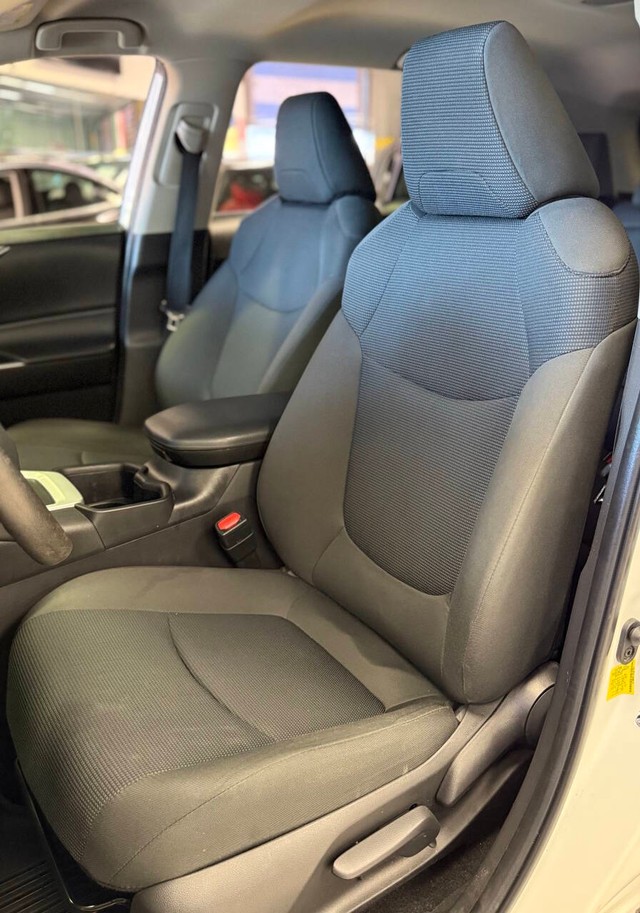 Toyota RAV4 Hybrid Vehicle Full-screen Gallery Image 13