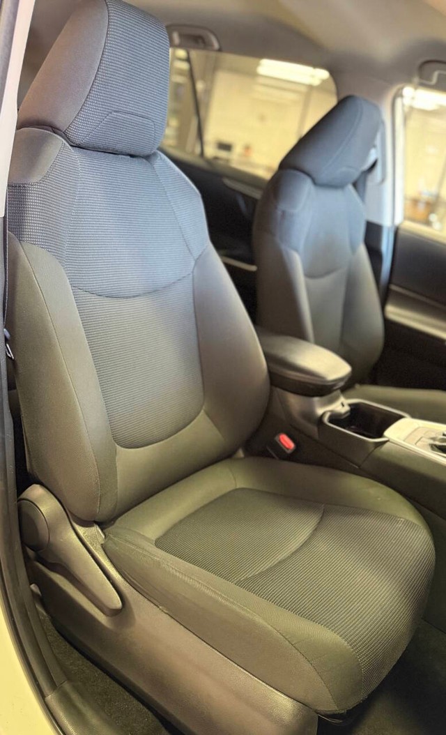 Toyota RAV4 Hybrid Vehicle Full-screen Gallery Image 14