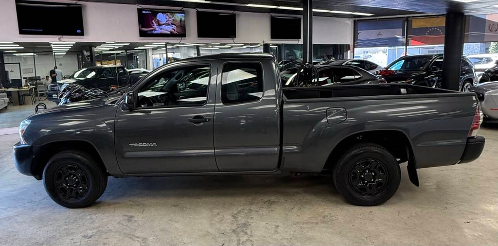 Toyota Tacoma Vehicle Full-screen Gallery Image 03