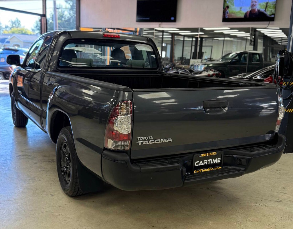 Toyota Tacoma Vehicle Full-screen Gallery Image 07