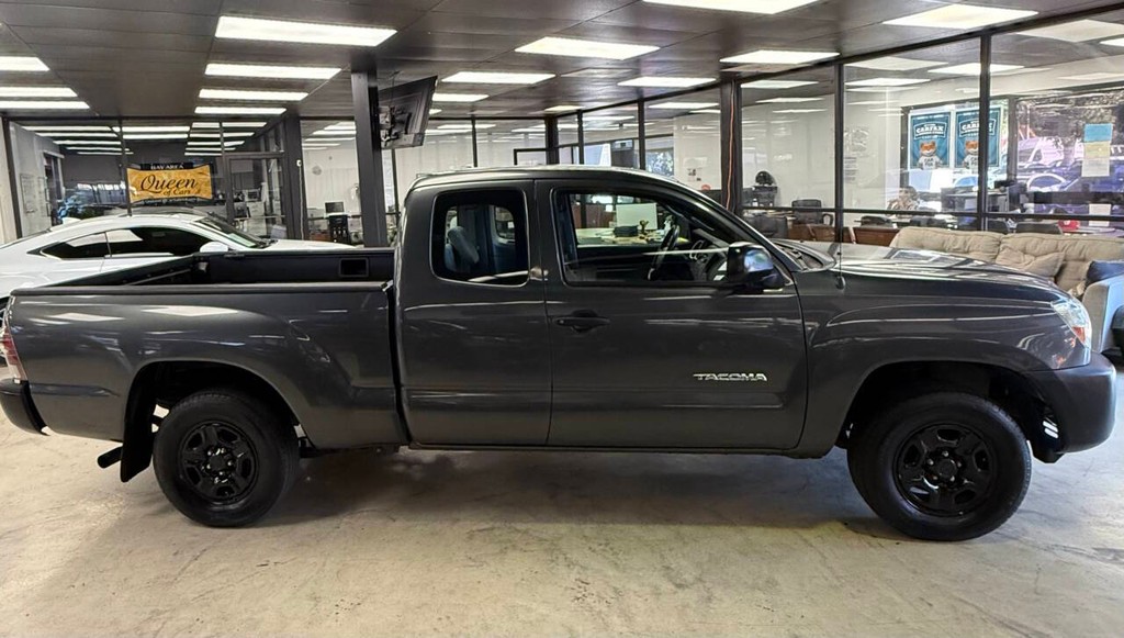 Toyota Tacoma Vehicle Full-screen Gallery Image 09