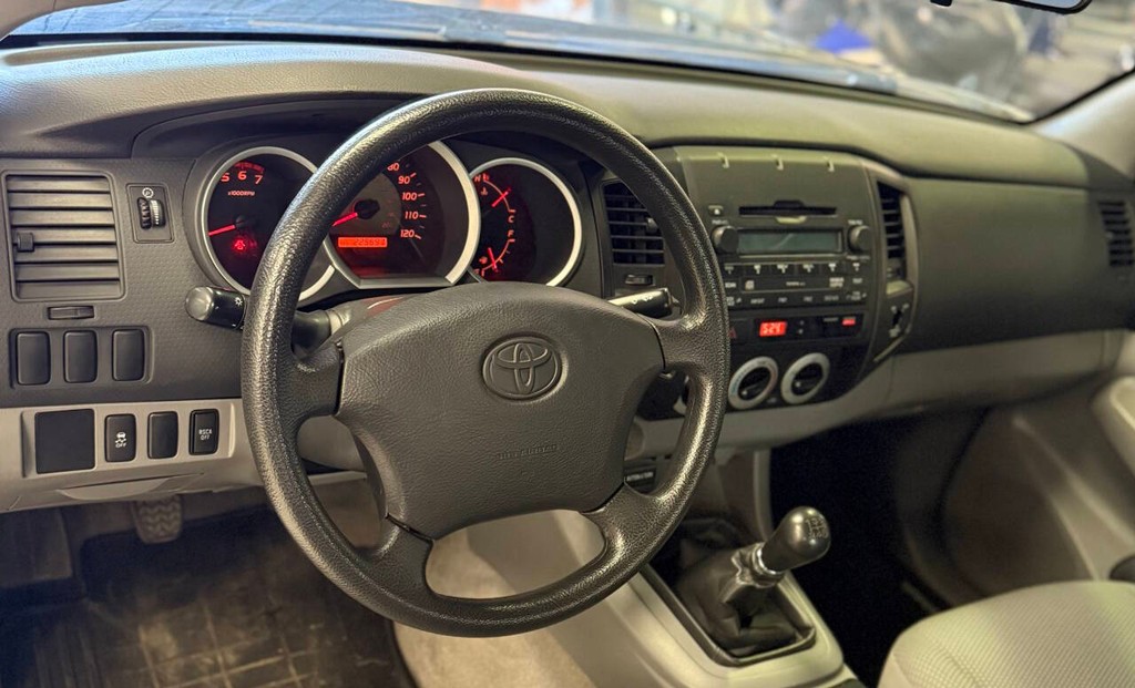 Toyota Tacoma Vehicle Full-screen Gallery Image 10