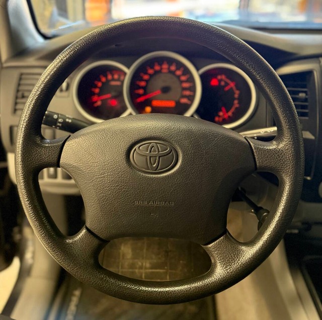 Toyota Tacoma Vehicle Full-screen Gallery Image 11