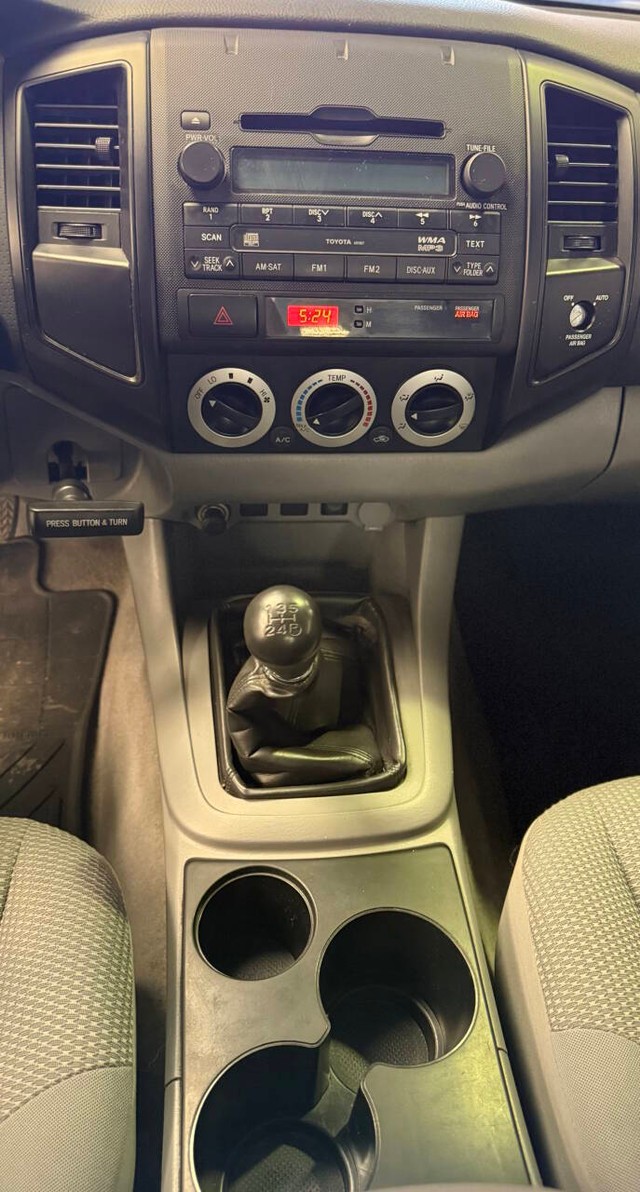 Toyota Tacoma Vehicle Full-screen Gallery Image 12