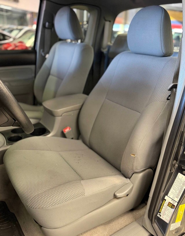 Toyota Tacoma Vehicle Full-screen Gallery Image 13