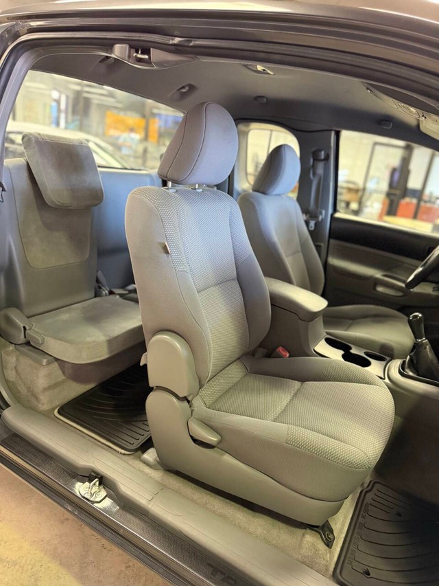 Toyota Tacoma Vehicle Full-screen Gallery Image 14