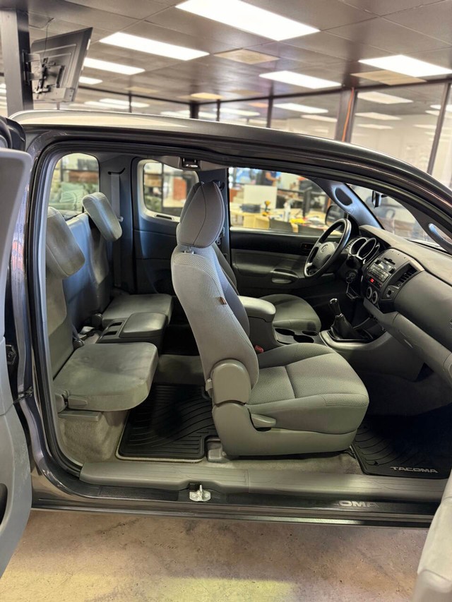 Toyota Tacoma Vehicle Full-screen Gallery Image 15