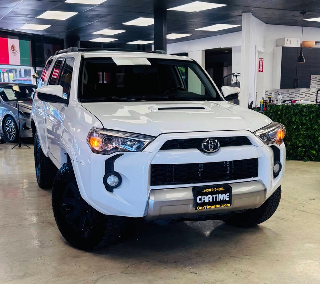 Toyota 4Runner Vehicle Full-screen Gallery Image 03