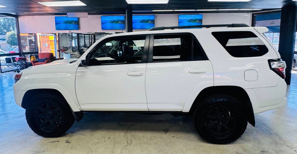 Toyota 4Runner Vehicle Full-screen Gallery Image 04