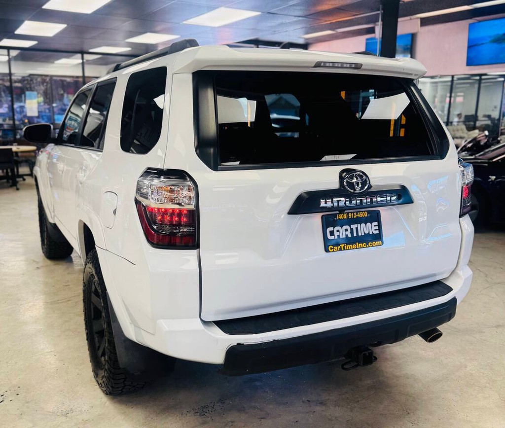 Toyota 4Runner Vehicle Full-screen Gallery Image 06