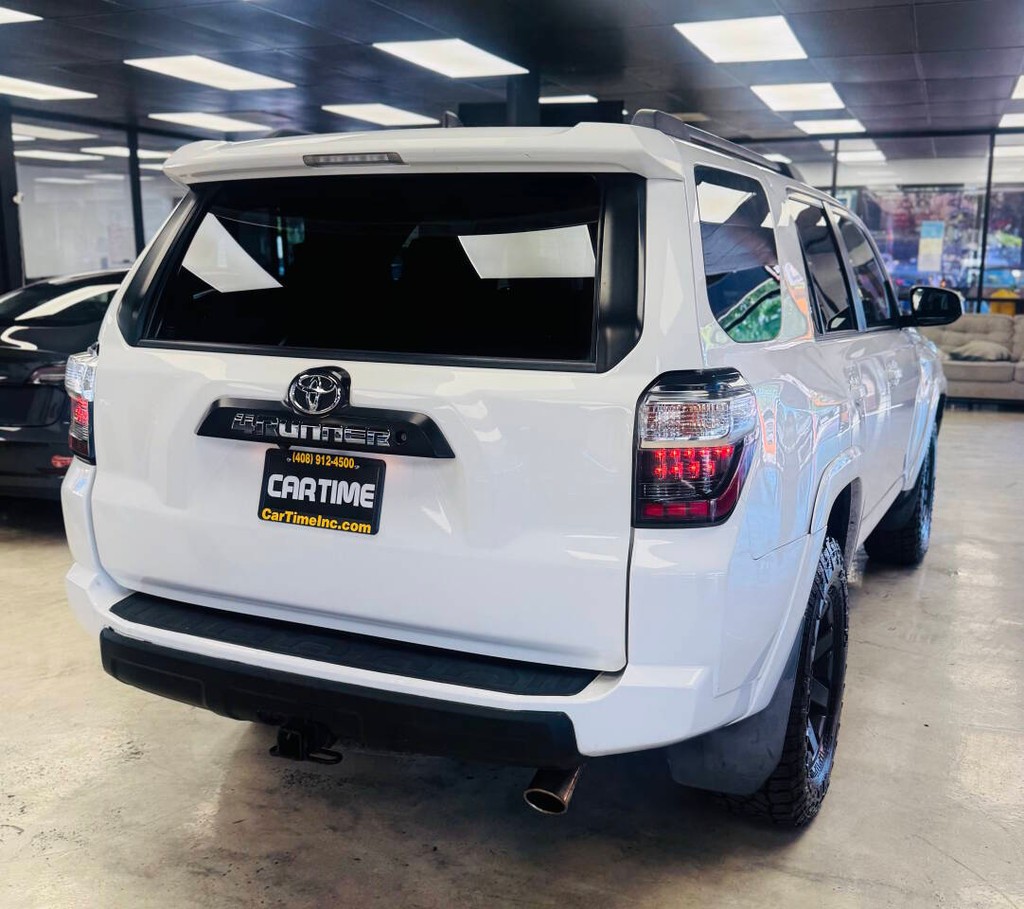 Toyota 4Runner Vehicle Full-screen Gallery Image 08