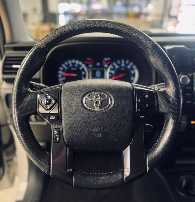 Toyota 4Runner Vehicle Full-screen Gallery Image 09