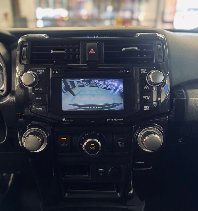 Toyota 4Runner Vehicle Full-screen Gallery Image 10