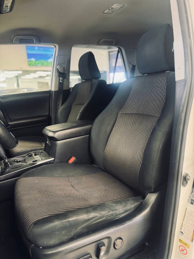 Toyota 4Runner Vehicle Full-screen Gallery Image 12