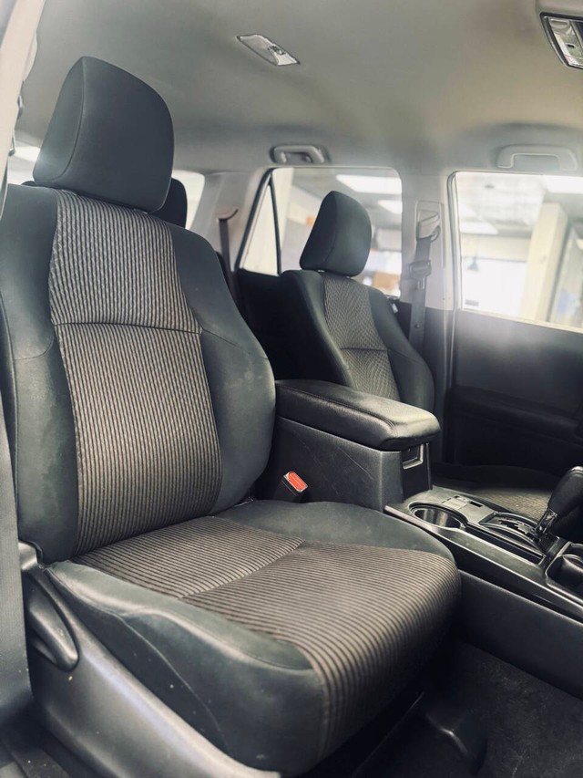 Toyota 4Runner Vehicle Full-screen Gallery Image 13