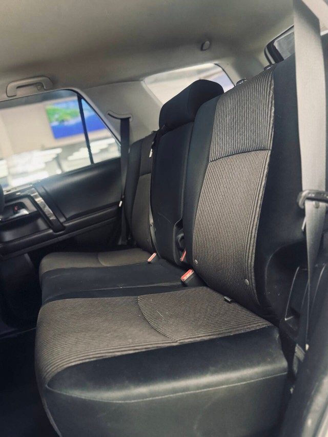 Toyota 4Runner Vehicle Full-screen Gallery Image 14