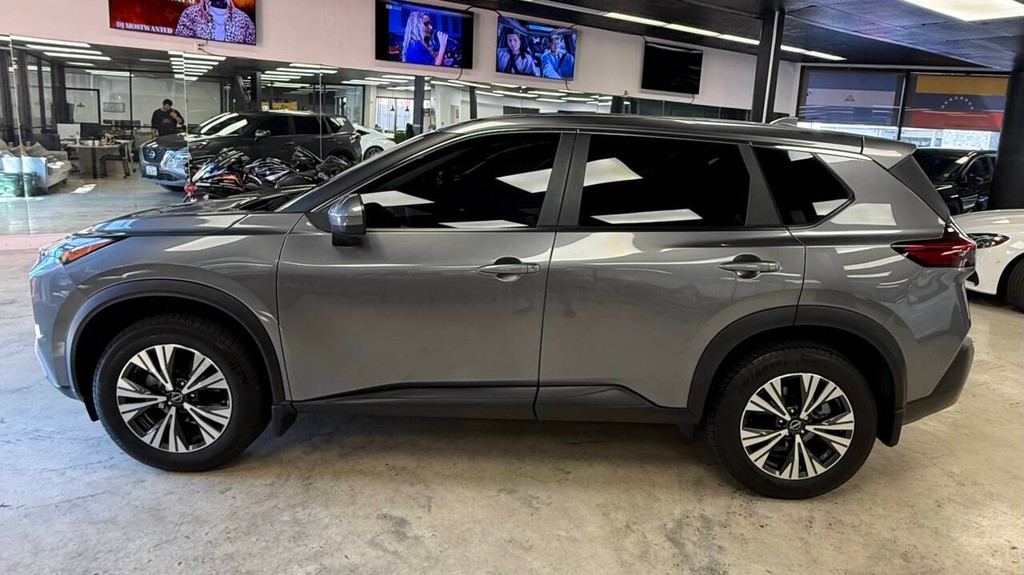 Nissan Rogue Vehicle Full-screen Gallery Image 05