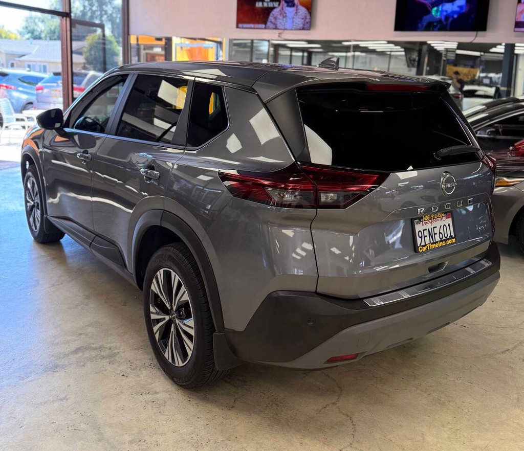 Nissan Rogue Vehicle Full-screen Gallery Image 06