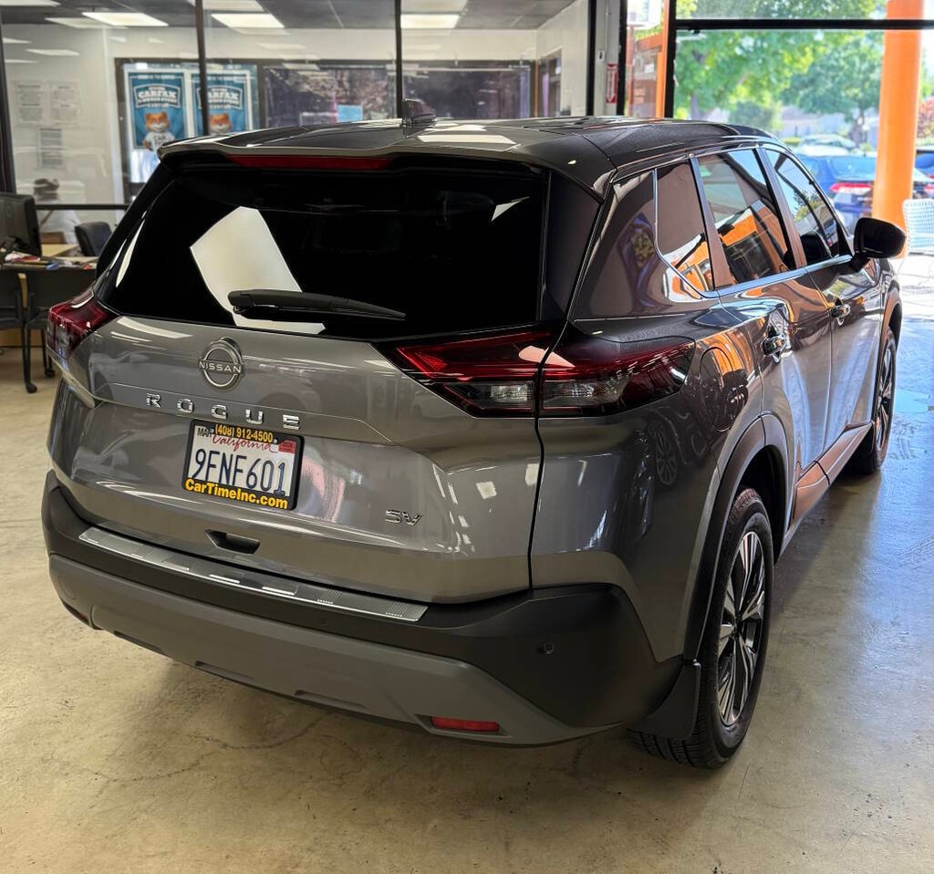 Nissan Rogue Vehicle Full-screen Gallery Image 09