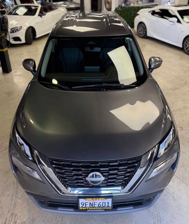 Nissan Rogue Vehicle Full-screen Gallery Image 03