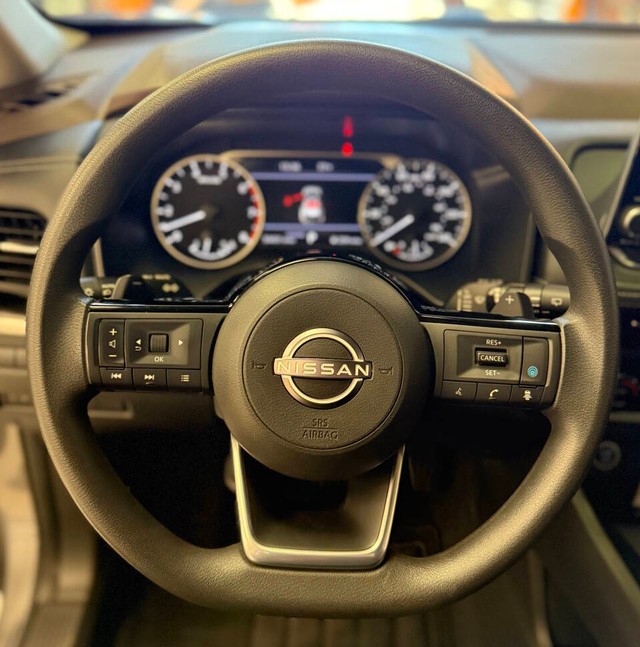 Nissan Rogue Vehicle Full-screen Gallery Image 11