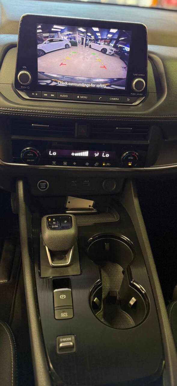 Nissan Rogue Vehicle Full-screen Gallery Image 12