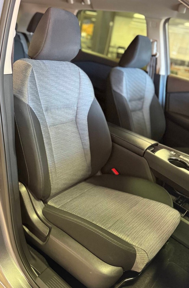 Nissan Rogue Vehicle Full-screen Gallery Image 14