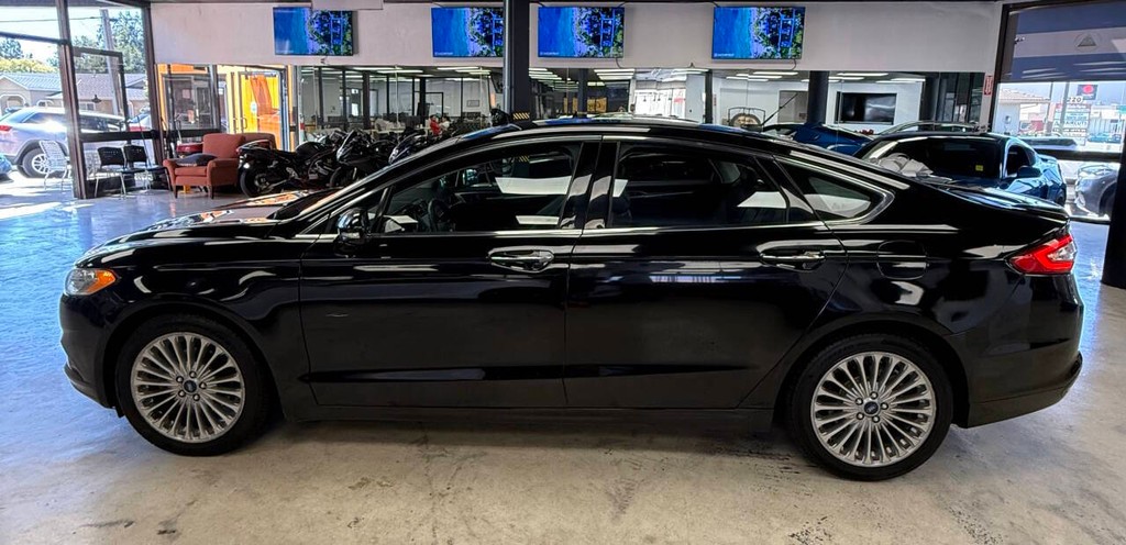 Ford Fusion Vehicle Full-screen Gallery Image 04